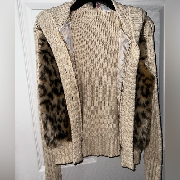 Girls cream colored cheetah sweater - Picture 1 of 4